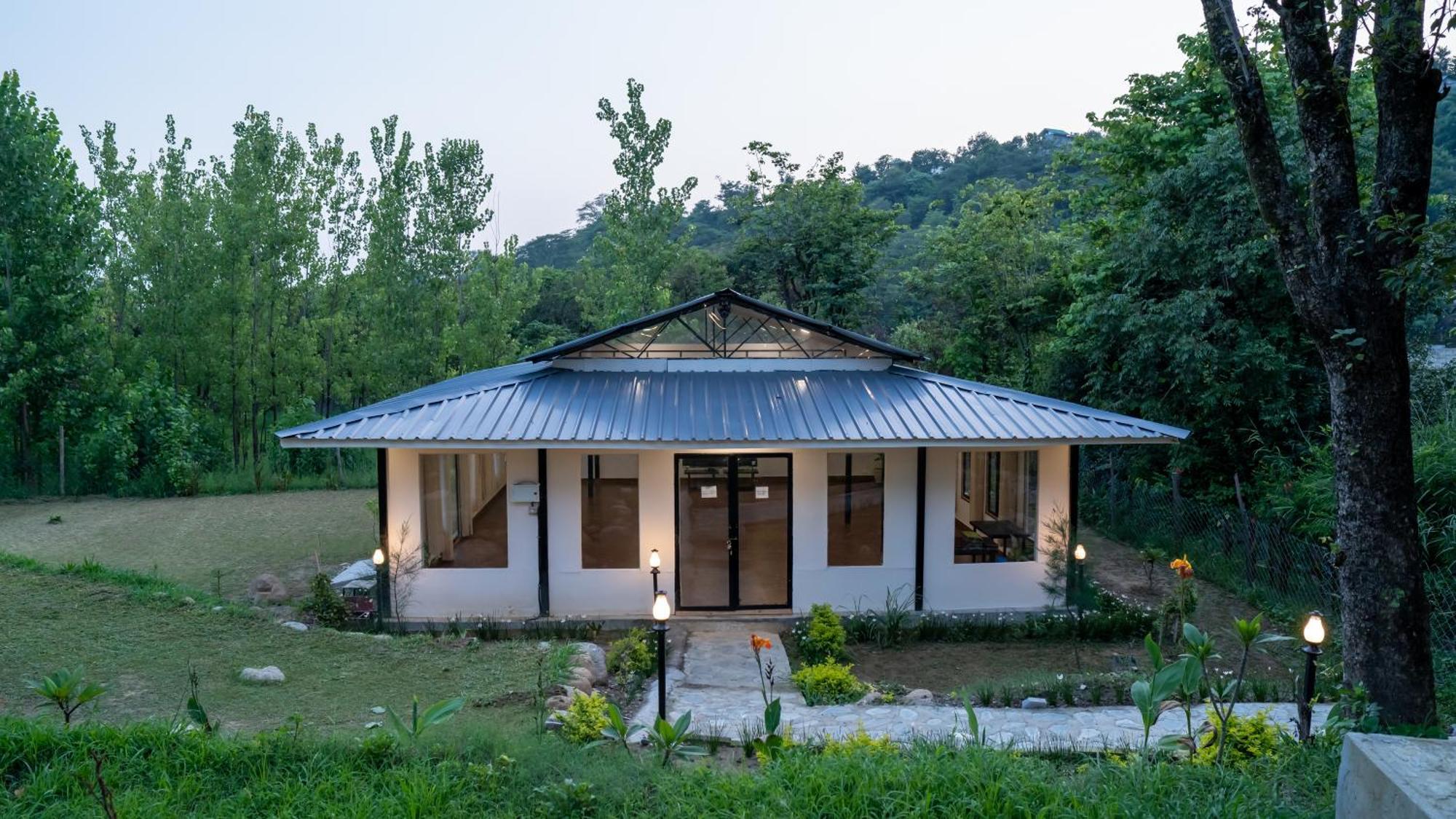 Dev Bhoomi Farms & Cottages Дармсала Экстерьер фото